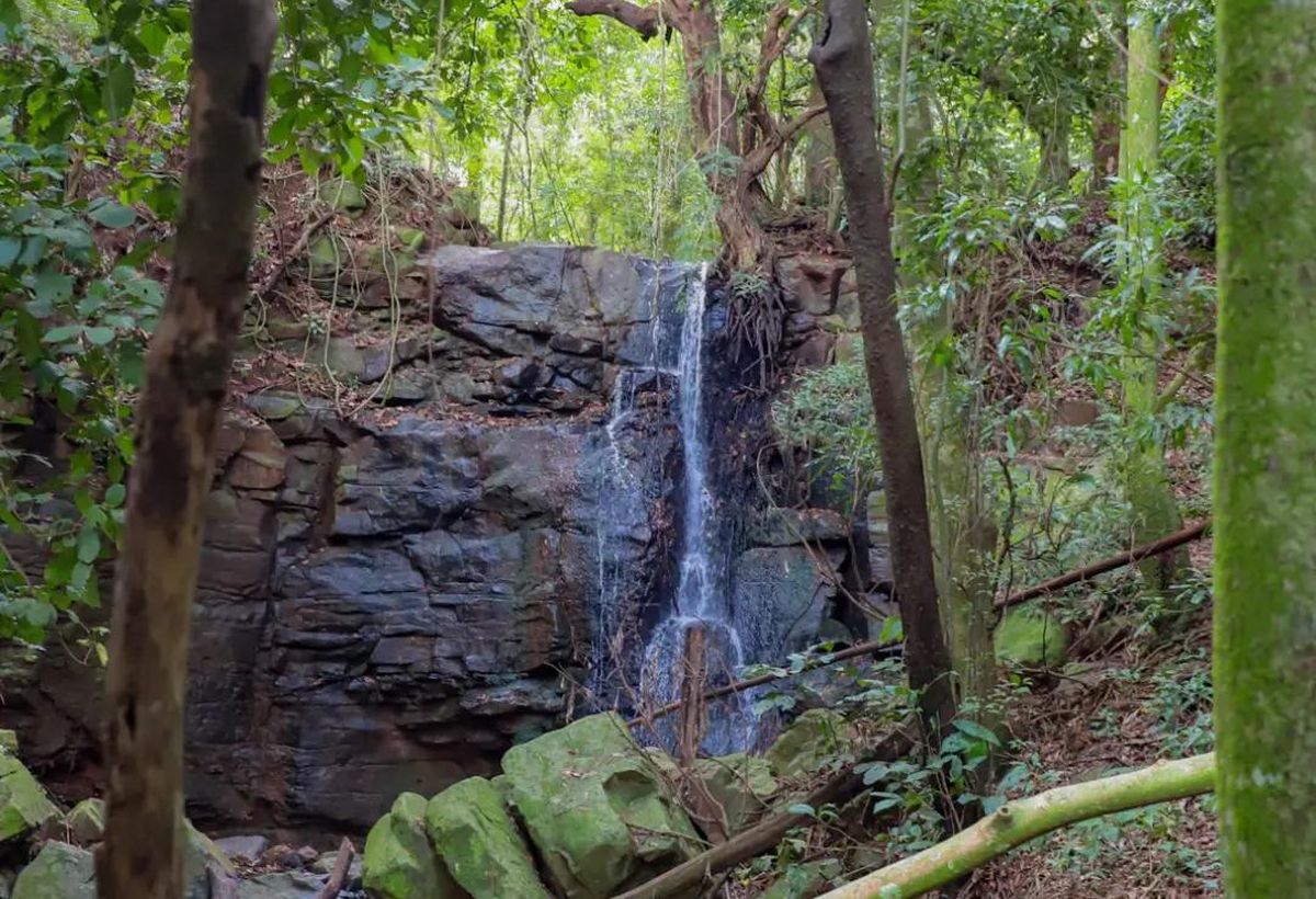 A grande cascata da fazenda, entre pedras e mata