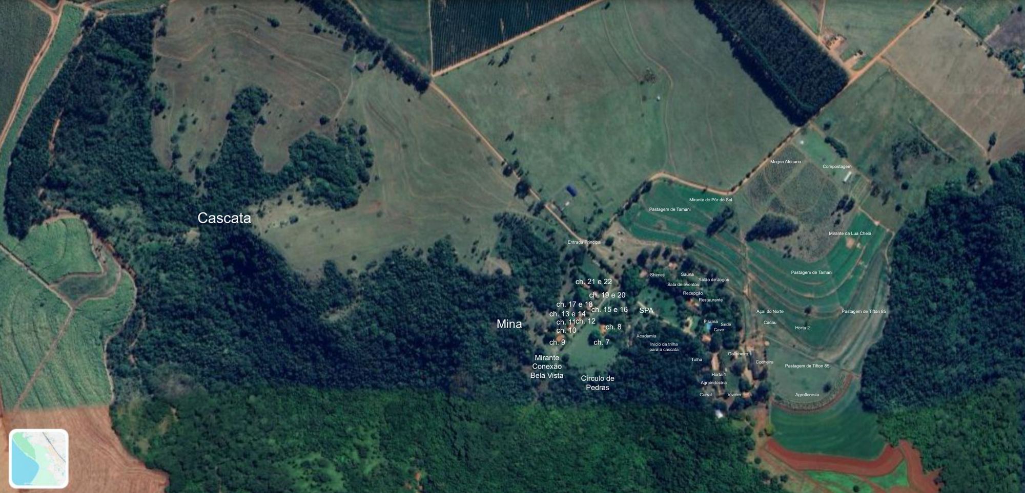 Visão geral da fazenda, com a cascata a oeste, a mina, os chalés e a sede